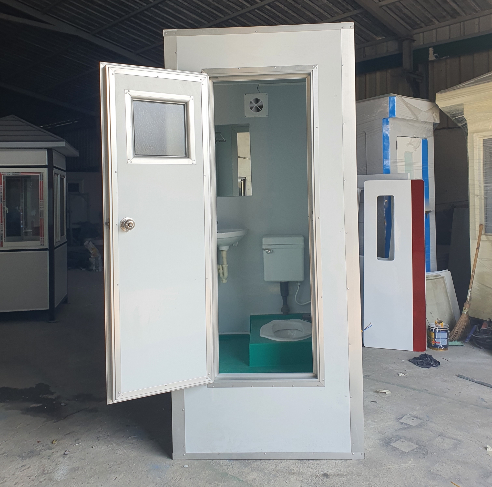 Kết cấu cabin khung nhôm vững chắc 
